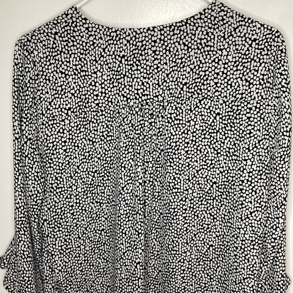 Vince Camuto Black and White V Neck, Ruffle Sleeve Blouse. Size M - Picture 4 of 11
